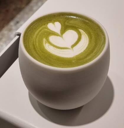 Un matcha latte bien cremoso, una de las propuestas de Blind Café.