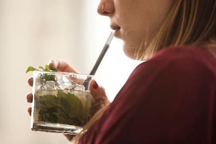 Un mate diferente, frío, en vaso y con frutas y especias