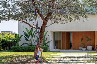 Huella noble. La madera marca el rumbo de la deco en una casa amplia y funcional