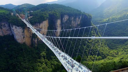 En Lianzhou, provincia de Guangdong, China, se localiza el puente de cristal más largo del mundo.