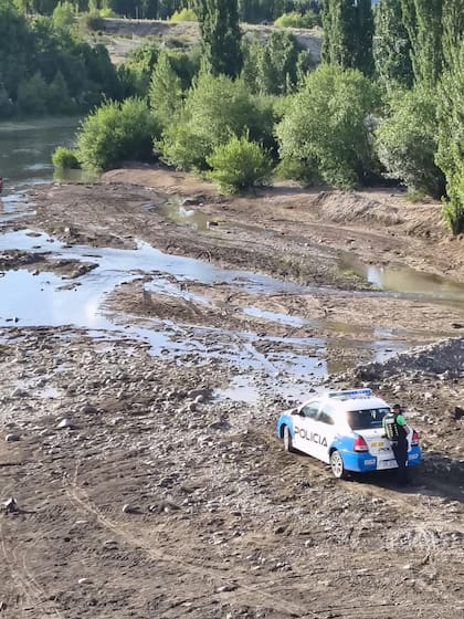 Un mecánico quiso probar la camioneta de un cliente, intentó cruzar un río y se quedó varado: estaba borracho.