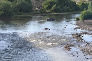 Un mecánico quiso probar la camioneta de un cliente, intentó cruzar un río y se quedó varado