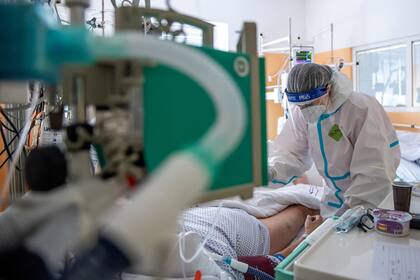 Un médico atiende a un paciente infectado por coronavirus en el hospital de Nachod, en la República Checa