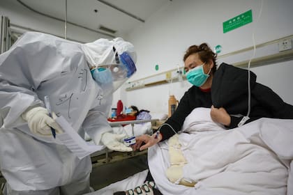 Los centros de salud en Wuhan se han visto desbordados por la cantidad creciente de pacientes