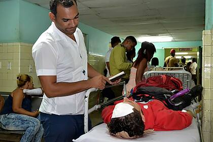 Un médico cubano asiste a un herido en la cabeza