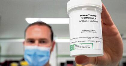 Un médico muestra un frasco de dexametasona