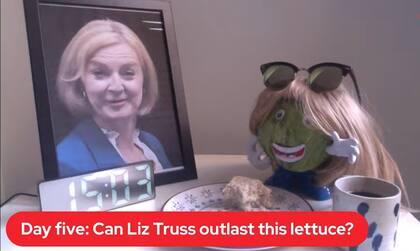 Un medio británico compara en una transmisión en vivo si Liz Truss permanece en el cargo más tiempo que lo dura la vida de una lechuga
