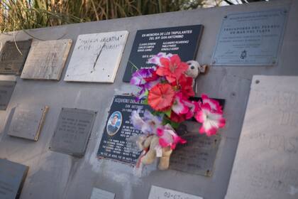 Un memorial con placas recuerda a todos los desaparecidos o fallecidos en naufragios.