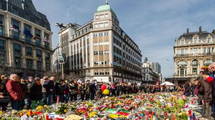 Un memorial en el centro de la capital de Bélgica es el lugar de pésame más importante estos días