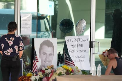 Un memorial improvisado en la sede nacional de Turning Point USA después de la muerte a tiros de Charlie Kirk, su cofundador y director ejecutivo, el miércoles 10 de septiembre de 2025 en Phoenix, Arizona. (AP Foto/Ross D. Franklin)