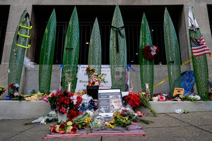 Un memorial improvisado para la especialista del Ejército de EE.UU. Sarah Beckstrom y el sargento Andrew Wolfe afuera de la estación Farragut West, cerca del lugar donde los dos miembros de la Guardia Nacional fueron tiroteados