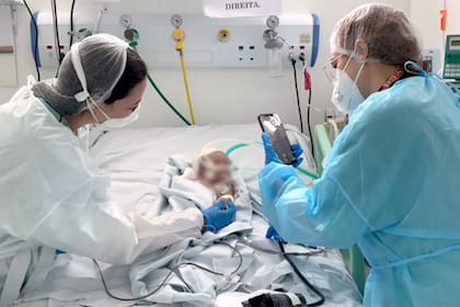 Un menor en una sala de cuidados intensivos