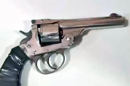 Un menor ingresó a una escuela de Rosario con un arma en su mochila