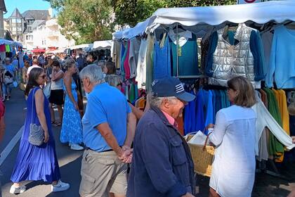 Un mercado callejero en La Baule, Francia, la ciudad que adoptó a los Pumas durante la primera fase del Mundial de Rugby