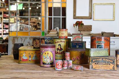 Un mercado de antigüedades que reúne una selección exclusiva de muebles y objetos vintage