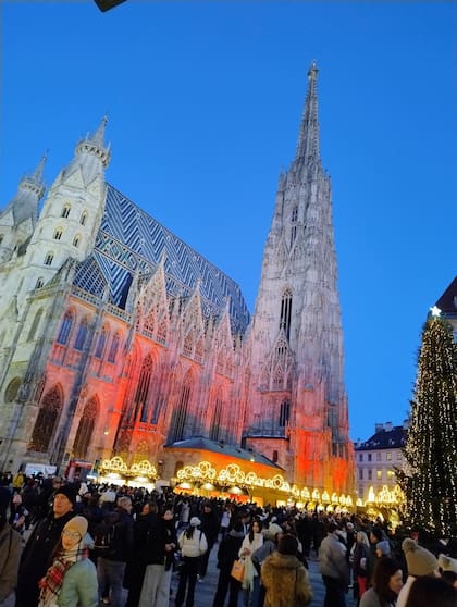 Un mercado navideño al abrigo de la catedral de San Esteban, maravilla gótica en el centro histórico de la ciudad. Foto: Mariana Kratochwil