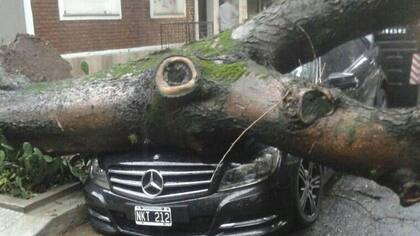 Un Mercedes Benz, afectado por la tormenta