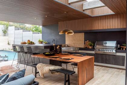 Un mesón de madera nativa rescatada del fondo de lagos del sur de Chile (@bosquehundido) suma calidez y ofrece un lugar perfecto para comer.