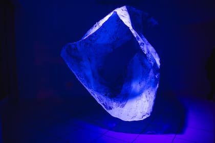 Un meteorito de papel reciclado, obra de Gustavo Benítez en la Galería Luna Roja, Pinta Sud Asu en Asunción