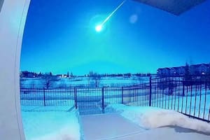 Video: un meteorito iluminó de azul el cielo de Canadá y sorprendió a todos