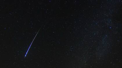 Un meteoro parte de la lluvia de Oriónidas