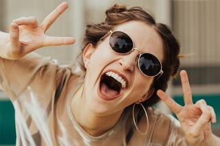 Por qué el síndrome de la chica con suerte es el último ejemplo de positividad tóxica