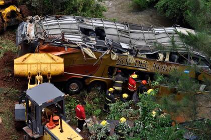 Un micro cayó a un arroyo tras chocar con un auto en Misiones y murieron nueve personas