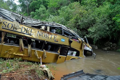 Un micro cayó a un arroyo tras chocar con un auto en Misiones y murieron nueve personas