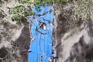 España: un micro cayó de 40 metros de altura al río y hay al menos seis muertos