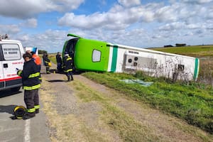 Un micro de larga distancia volcó sobre la Ruta Provincial 51 mientras se dirigía a la capital bonaerense de La Plata