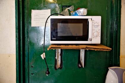 Un microondas con su base soldada a una puerta