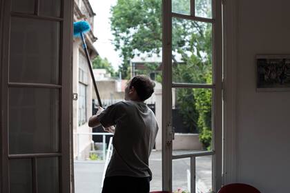 Un miembro de la Casaclub, en plena tarea de limpieza