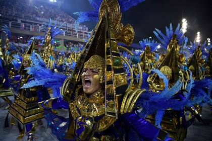 Un miembro de la escuela de samba Beija Flor se presenta durante la primera noche del desfile del Carnaval de Río 