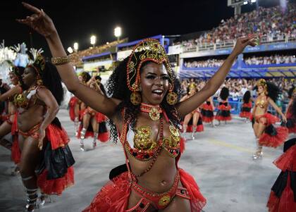 Un miembro de la escuela de samba Salgueiro se presenta durante la primera noche del desfile del Carnaval de Río en el Sambódromo 