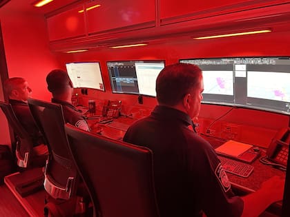 Un miembro de la Guardia Nacional que operaba un Sistema de Vigilancia Remota por Video de la Patrulla Fronteriza informó por radio que un pequeño grupo de presuntos no ciudadanos estaba escalando la barrera fronteriza