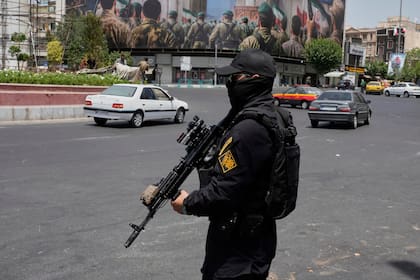 Un miembro de la Guardia Revolucionaria de Irán en la plaza Enqelab-e-Eslami, o plaza de la Revolución Islámica, en el centro de Teherán