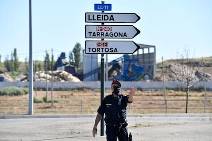 Un miembro de la policía regional catalana Mossos dEsquadra controla un puesto de control en la carretera que conduce a Lleida el 4 de julio de 2020