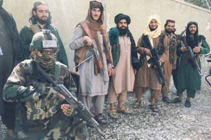 Un miembro de una "unidad roja" talibán (arrodillado, abajo a la izquierda) posa con otros talibanes en Balkh.