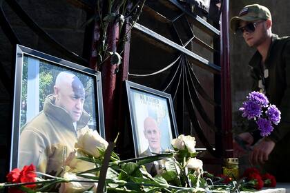 Un miembro de Wagner rinde tributo a su jefe caído frente a las oficinas del grupo mercenario en Novosibirsk 