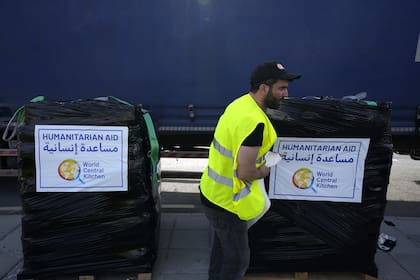 Un miembro de World Central Kitchen prepara un palé con ayuda humanitaria para transportarlo al puerto de Larnaca desde donde será enviado a Gaza, en un almacén cerca de Larnaca, Chipre, el 13 de marzo de 2024. (AP Photo/Petros Karadjias, File)