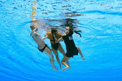 Un miembro del Equipo de EE. UU. recupera a Anita Alvarez del fondo de la piscina durante un incidente en las finales de natación artística libre en solitario de mujeres, en el Campeonato Mundial Acuático de Budapest