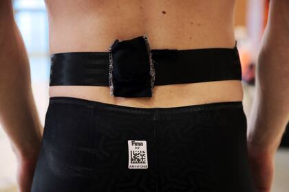 Un miembro del equipo de natación de Estados Unidos lleva un cinturón acelerómetro que registra los movimientos mientras nada durante una práctica