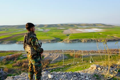 Un miembro del Partido por la Libertad del Kurdistán (PAK) monta guardia en Erbil, Irak (Archivo)