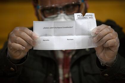 Un miembro del personal electoral cuenta los votos después del cierre de las urnas en la escuela secundaria Amunategui en Santiago el 25 de octubre de 2020, durante la votación del referéndum constitucional