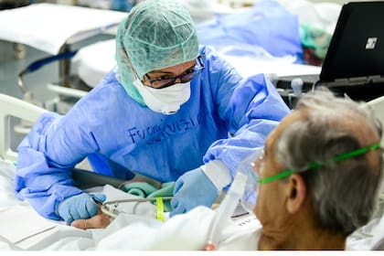 Un médico atiende a un anciano internado de coronavirus en un hospital de Bérgamo