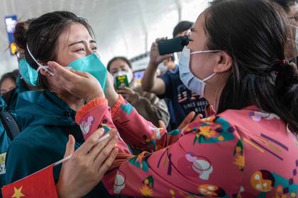 Un miembro del personal médico del Peking Union Medical College Hospital llora antes de partir en el aeropuerto de Tianhe en Wuhan, en la provincia central de Hubei, China, el 15 de abril de 2020