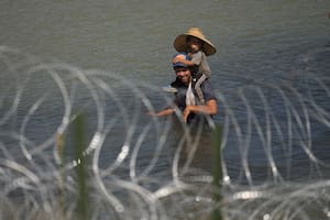 El pueblo fronterizo de Texas atrapado entre alambres de púas por la disputa migratoria en EE.UU.