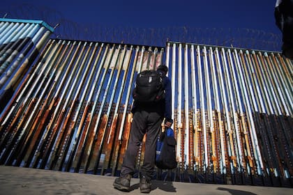 Un migrante espera del lado mexicano de la frontera; la política de Trump les impedía esperar a que se resuelva su proceso en Estados Unidos