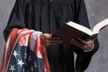 Un migrante que pierde su estatus como residente permanente vuelve a quedar expuesto a una posible deportación en Estados Unidos