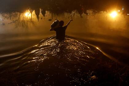 Un migrante venezolano cruza el río Bravo con la intención de entregarse a los agentes de la Patrulla Fronteriza, en Ciudad Juárez, en diciembre de 2023